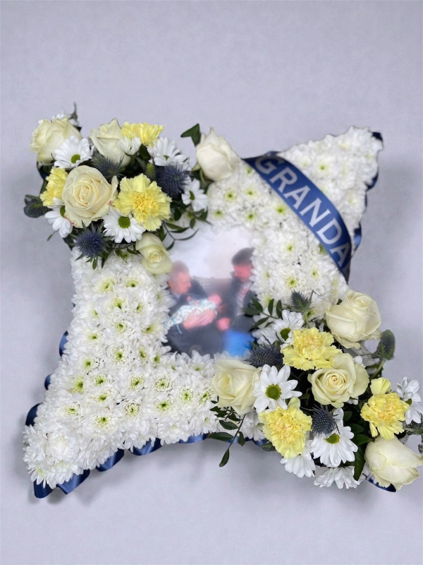 Based chrysanthemum Cushion Tribute