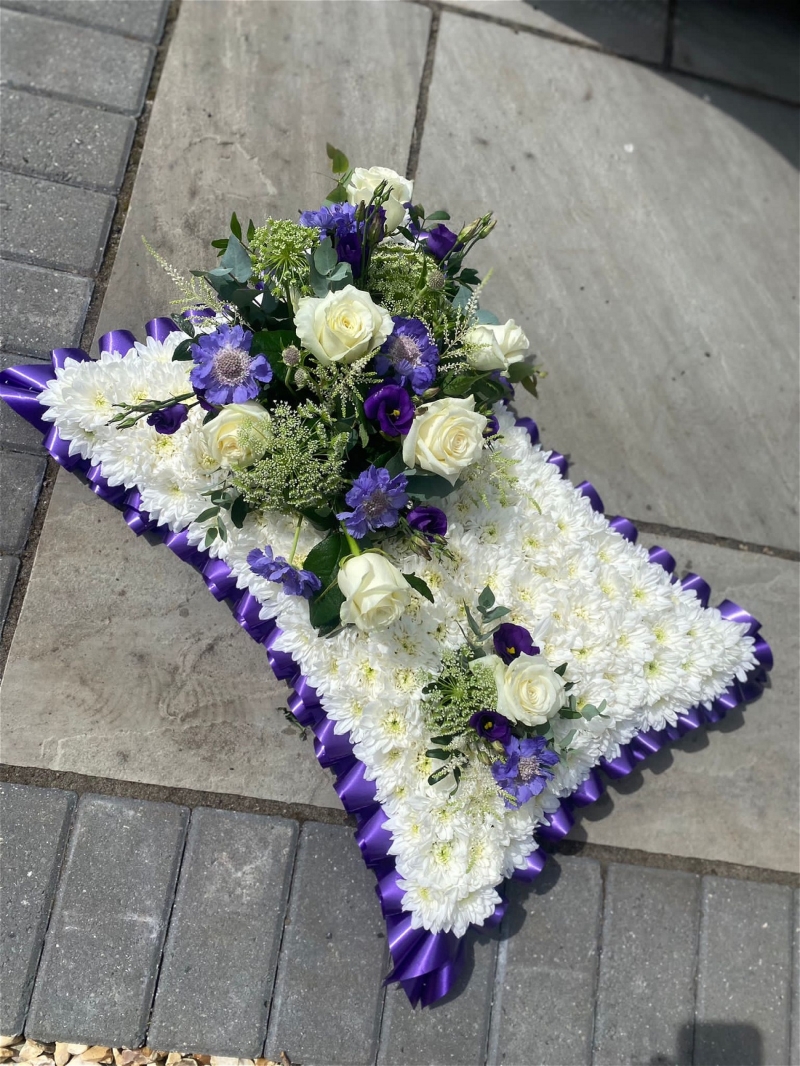 Based chrysanthemum Pillow Tribute