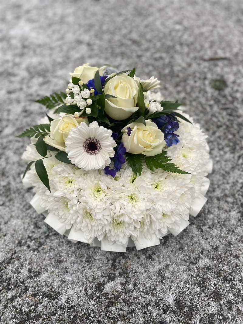 Based chrysanthmum Posy