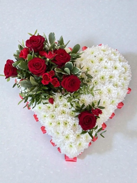 Based chrysanthemum Heart Tribute