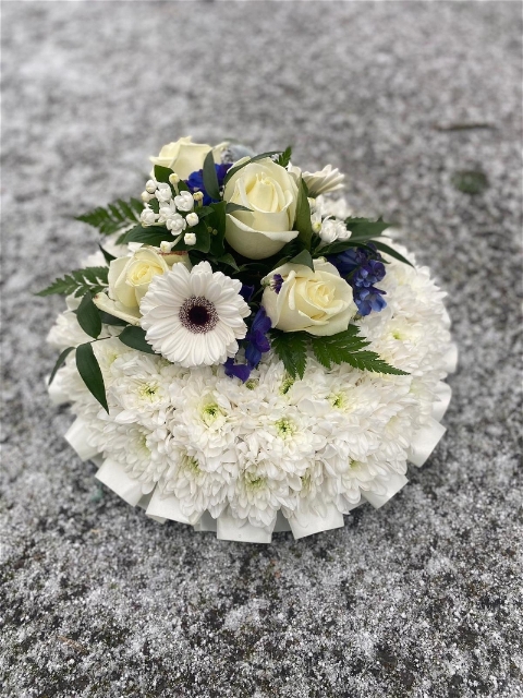 Based chrysanthmum Posy